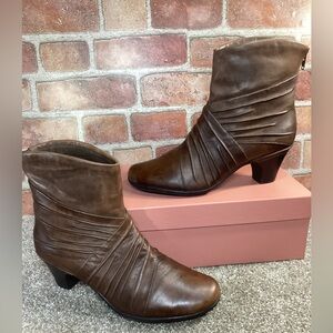 Cobb Hill Brynn women’s heeled ankle boots size 9 W